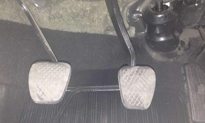 Borracha dos pedais desgastada revela a idade do carro e o descuido do dono(foto: Confiar/Divulgação) Borracha dos pedais desgastada revela a idade do carro e o descuido do dono(foto: Confiar/Divulgação)