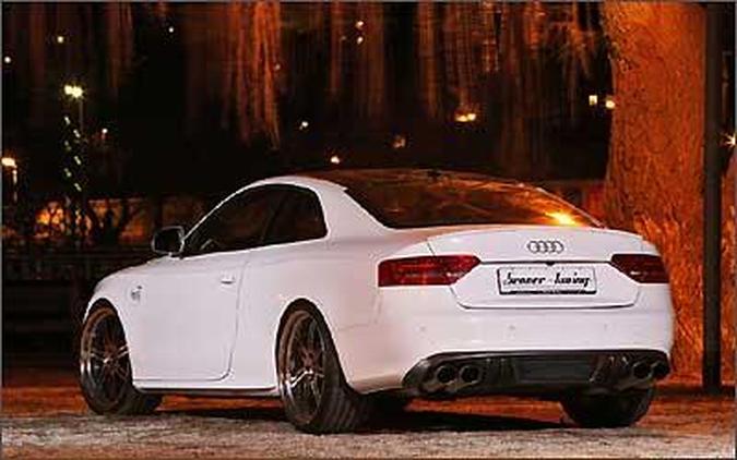 As belas rodas aro 21 concorrem com as linhas esculpidas do Audi S5