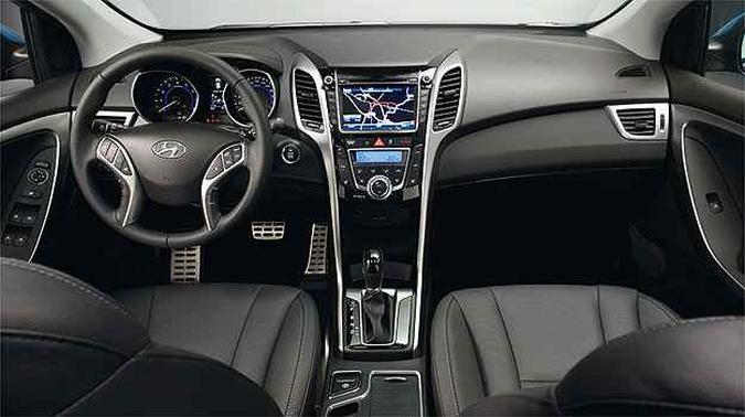 Destaque para a central multim�dia e instrumentos duplos e envolventes (foto: Hyundai/divulga��o)