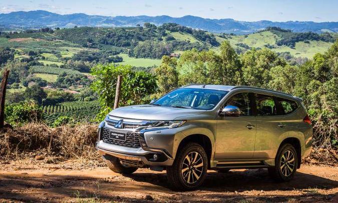 Pajero Sport tem estribos laterais, rack de teto e rodas de liga leve diamantadas de 18 polegadas(foto: Mitsubishi/Divulgação) Pajero Sport tem estribos laterais, rack de teto e rodas de liga leve diamantadas de 18 polegadas(foto: Mitsubishi/Divulgação)