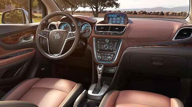 Interior recebeu materiais nobres, com couro em dois tons e apliques em madeira(foto: Buick/Divulga��o)
