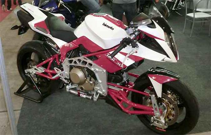 A Bimota Tesi 3D 1100 tem suspensão dianteira sem garfo, pull road A Bimota Tesi 3D 1100 tem suspensão dianteira sem garfo, pull road