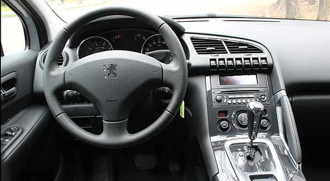 Console mais largo rouba espaço e coloca motorista numa espécie de cockpit(foto: Marlos Ney Vidal/EM/D.A Press) Console mais largo rouba espaço e coloca motorista numa espécie de cockpit(foto: Marlos Ney Vidal/EM/D.A Press)