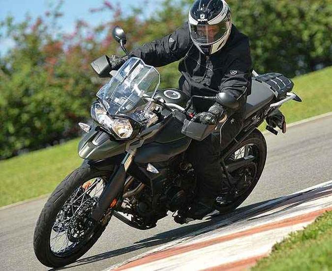 Tiger 800XC tem motor de três cilindros, freios ABS e bancos reguláveis(foto: Sthefan Solon/Triumph/Divulgação) Tiger 800XC tem motor de três cilindros, freios ABS e bancos reguláveis(foto: Sthefan Solon/Triumph/Divulgação)