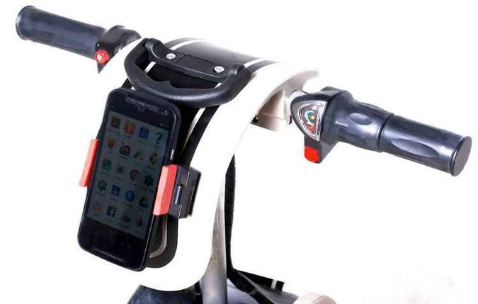 No lugar do painel, Rolé utiliza smartphone; com ajuda de aplicativos é possível calcular velocidade, rotas e ouvir música(foto: Alcoa/Divulgação) No lugar do painel, Rolé utiliza smartphone; com ajuda de aplicativos é possível calcular velocidade, rotas e ouvir música(foto: Alcoa/Divulgação)