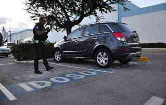 Estacionar em vagas preferenciais sem a devida identificao no automvel se tornou infrao gravssima(foto: Helder Tavares/DP/D.A Press)