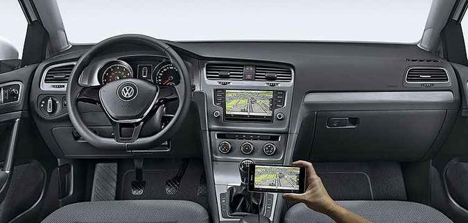 Painel da versão Comfortline, de entrada, no estilo limpo e volante sem comandos (foto: Volkswagen/Divulgação) Painel da versão Comfortline, de entrada, no estilo limpo e volante sem comandos (foto: Volkswagen/Divulgação)