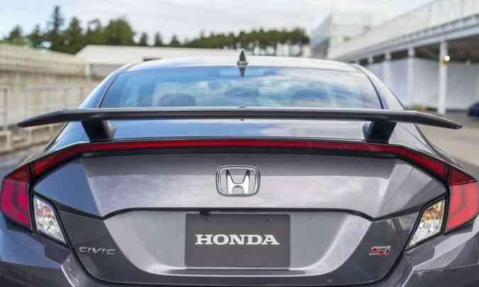 O grande aeroflio traseiro completa o visual esportivo do modelo(foto: Honda/Divulgao)