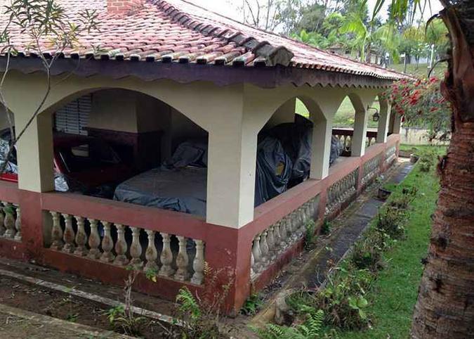 Nove veículos foram preservados na varanda da casa de hóspedes da chácara(foto: Júlio Raridades/Divulgação) Nove veículos foram preservados na varanda da casa de hóspedes da chácara(foto: Júlio Raridades/Divulgação)