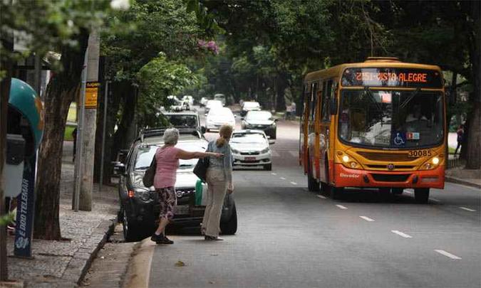 Picape em ponto da Savassi: passageiros são obrigados a ir para a rua e, muitas vezes, perdem o ônibus (foto: Edésio Ferreira/EM/DA Press) Picape em ponto da Savassi: passageiros são obrigados a ir para a rua e, muitas vezes, perdem o ônibus (foto: Edésio Ferreira/EM/DA Press)