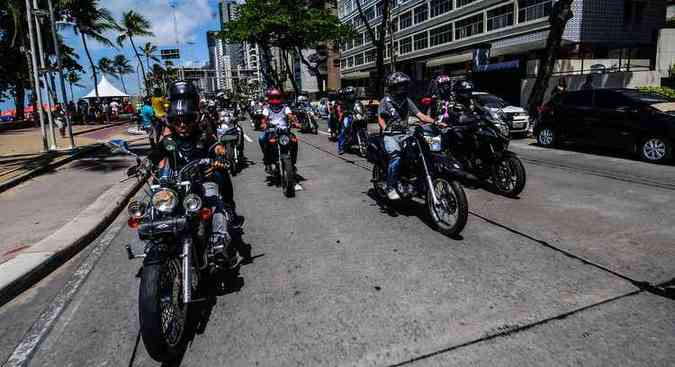 Encontro de motos foi finalizado na Avenida Boa Viagem, Zona Sul do Recife(foto: Paulo Paiva/DP)