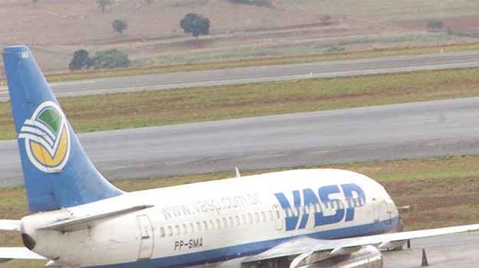 Primeiro avião a jato do Brasil, um Boeing 737-200 da Vasp está parado até hoje no Aeroporto Internacional de Confins. Hoje, o PP-SMA não possui mais os motores e nem o esquema de pintura da Vasp(foto: Jorge Gontijo/EM/D.A PRESS 06/11/2004) Primeiro avião a jato do Brasil, um Boeing 737-200 da Vasp está parado até hoje no Aeroporto Internacional de Confins. Hoje, o PP-SMA não possui mais os motores e nem o esquema de pintura da Vasp(foto: Jorge Gontijo/EM/D.A PRESS 06/11/2004)