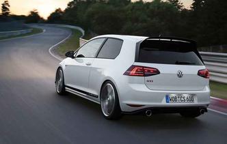 Na traseira, as saídas duplas saídas de escape reforçam o design esportivo junto as rodas aro 19(foto: Volkswagen/ Divulgação) Na traseira, as saídas duplas saídas de escape reforçam o design esportivo junto as rodas aro 19(foto: Volkswagen/ Divulgação)
