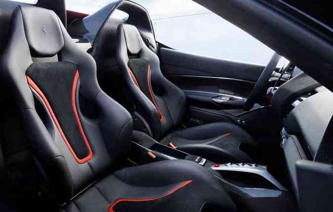 Pensada pelo departamento de projetos especiais da Ferrari, o interior do J50  revestido em couro Alcantara.(foto: Ferrari/Divulgacao)