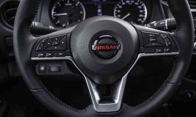 O volante também é novo e conta com revestimento em couro e comandos para diversas funções(foto: Nissan/Divulgação)