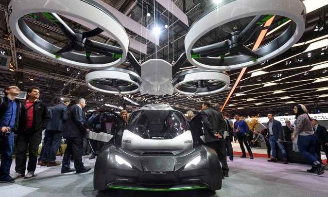Pop.Up é um veículo feito para andar em solo firme e no ar, fruto da parceria entre a fabricante de aviões Airbus e o estúdio Italdesign(foto: Fabrice Coffrini/AFP) Pop.Up é um veículo feito para andar em solo firme e no ar, fruto da parceria entre a fabricante de aviões Airbus e o estúdio Italdesign(foto: Fabrice Coffrini/AFP)