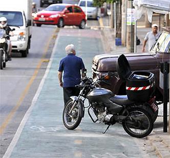 Na Rua Professor Moraes, moto e carro estacionados na ciclovia(foto: Juarez Rodrigues/EM/D.A PRESS) Na Rua Professor Moraes, moto e carro estacionados na ciclovia(foto: Juarez Rodrigues/EM/D.A PRESS)