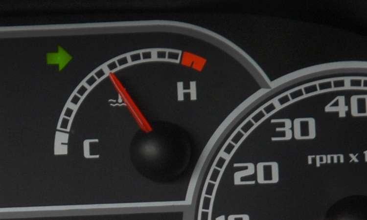 El conductor debe estar atento al marcador de temperatura, que debe quedar con el puntero en el medio - JuÃ¡rez Rodrigues / EM / DA Press