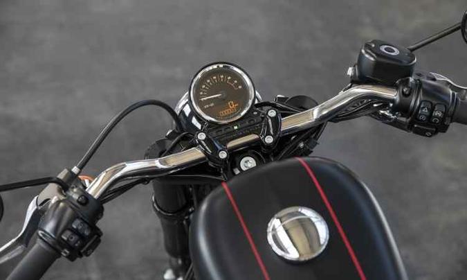O guidão baixo proporciona uma pilotagem mais esportiva(foto: Johanes Duarte/Harley-Davidson/Divulgação) O guidão baixo proporciona uma pilotagem mais esportiva(foto: Johanes Duarte/Harley-Davidson/Divulgação)