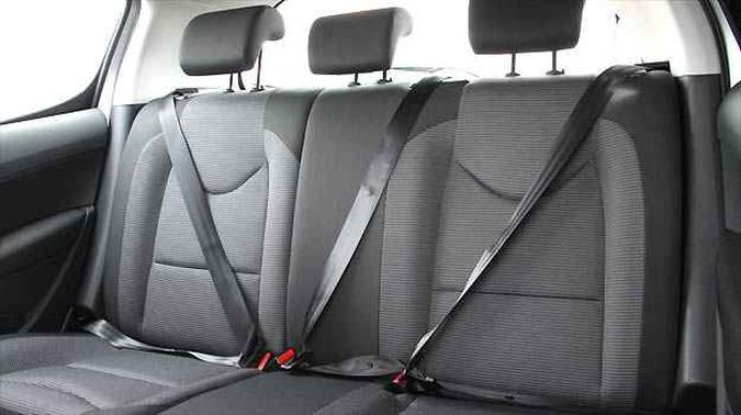 Banco traseiro tem apoios de cabe�a e cintos de tr�s pontos para todos