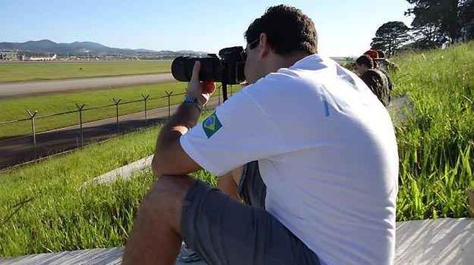 O médico Lucas se concentra em uma das fotos(foto: Lucas Coacci/Arquivo Pessoal) O médico Lucas se concentra em uma das fotos(foto: Lucas Coacci/Arquivo Pessoal)