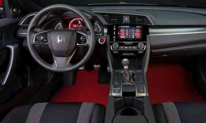 O interior  marcado por detalhes em vermelho, alavanca do cmbio e pedaleira de alumnio(foto: Honda/Divulgao)