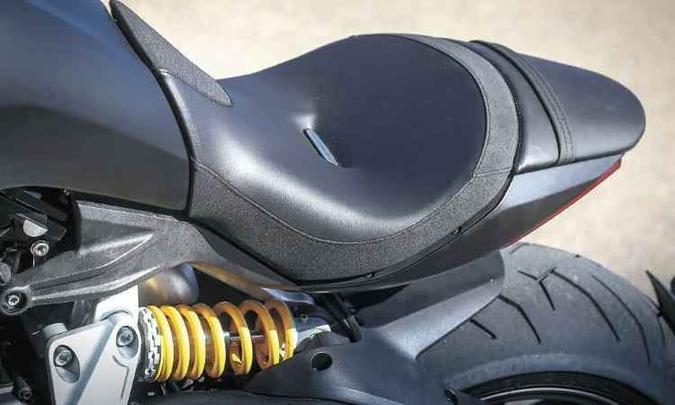 O banco parece flutuar e tem extensão para a garupa(foto: Ducati/Divulgação) O banco parece flutuar e tem extensão para a garupa(foto: Ducati/Divulgação)