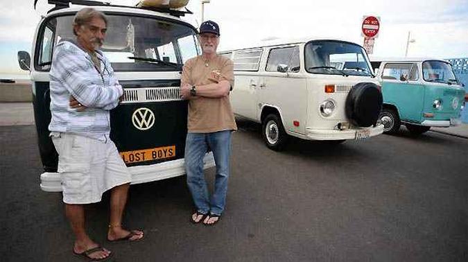 Mark Mitchler e Doug Ball mantém suas Kombis e hábitos hippies(foto: Fotos: AFP) Mark Mitchler e Doug Ball mantém suas Kombis e hábitos hippies(foto: Fotos: AFP)
