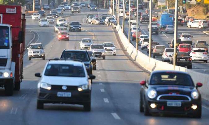 Ponto em que a Avenida Nossa Senhora do Carmo se transforma em BR: muitos se esquecem da regra e outros acendem apenas o farolete(foto: Alexandre Guzanshe/EM/D.A Press) Ponto em que a Avenida Nossa Senhora do Carmo se transforma em BR: muitos se esquecem da regra e outros acendem apenas o farolete(foto: Alexandre Guzanshe/EM/D.A Press)