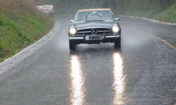Manter os faróis acesos é ainda mais importante sob chuva, para tornar o carro mais visível(foto: José Eduardo Cabral/Digital Vídeo/Divulgação) Manter os faróis acesos é ainda mais importante sob chuva, para tornar o carro mais visível(foto: José Eduardo Cabral/Digital Vídeo/Divulgação)