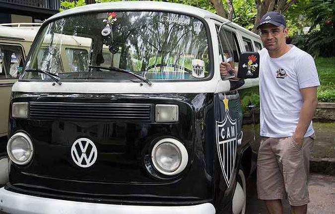 Kombi Standard 1977, a GaloKombi - O advogado Rodrigo Soares comprou o veículo para levar família e amigos para assistir os jos do Atlético(foto: Thiago Ventura/EM/D.A Press) Kombi Standard 1977, a GaloKombi - O advogado Rodrigo Soares comprou o veículo para levar família e amigos para assistir os jos do Atlético(foto: Thiago Ventura/EM/D.A Press)