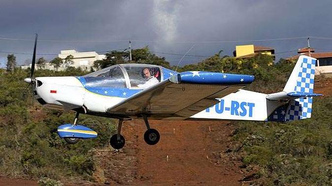 A pequena aeronave começou a ser montada por Ronaldo há seis anos e ainda hoje recebe aperfeiçoamentos, mas já está em plena atividade, voando a 5 mil metros de altura e com autonomia de sete horas(foto: Juarez Rodrigues/EM/D.A PRESS) A pequena aeronave começou a ser montada por Ronaldo há seis anos e ainda hoje recebe aperfeiçoamentos, mas já está em plena atividade, voando a 5 mil metros de altura e com autonomia de sete horas(foto: Juarez Rodrigues/EM/D.A PRESS)