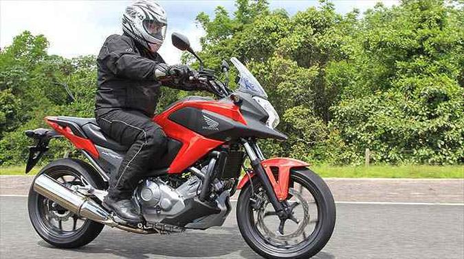O falso tanque abriga um porta-objetos que comporta um capacete fechado(foto: Honda/Divulgação) O falso tanque abriga um porta-objetos que comporta um capacete fechado(foto: Honda/Divulgação)
