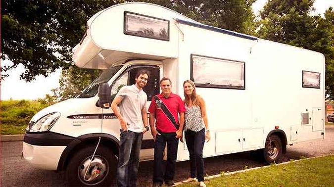 Os três aventureiros antes da partida, em Belo Horizonte Os três aventureiros antes da partida, em Belo Horizonte