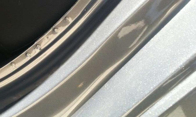 Pontos de soldas refeitos indicam que o carro pode ter se envolvido em batida mais forte(foto: Confiar/Divulgação) Pontos de soldas refeitos indicam que o carro pode ter se envolvido em batida mais forte(foto: Confiar/Divulgação)