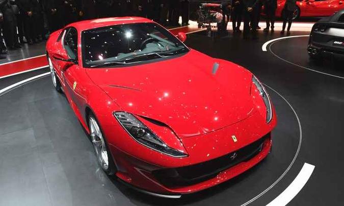 A Ferrari 812 Superfast é equipada com moto V12 de 800cv e chega aos 100km/h em apenas 2,9 segundos, atingindo a máxima de 340km/h(foto: Fabrice Coffrini/AFP) A Ferrari 812 Superfast é equipada com moto V12 de 800cv e chega aos 100km/h em apenas 2,9 segundos, atingindo a máxima de 340km/h(foto: Fabrice Coffrini/AFP)