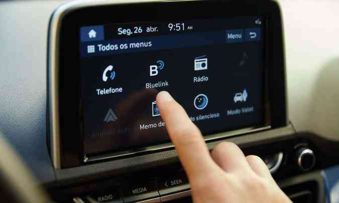 Na tela do sistema multimídia o usuário acessa o Bluelink para utilizar seus recursos(foto: Hyundai/Divulgação)