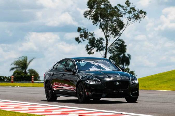 Jaguar XF 2016 (Lançamento)Duda Bairros e Fernanda Freixosa/Jaguar/Divulgação Jaguar XF 2016 (Lançamento)Duda Bairros e Fernanda Freixosa/Jaguar/Divulgação