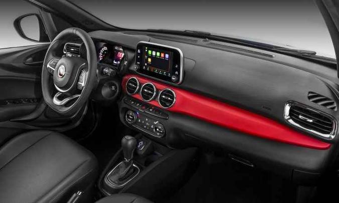 Faixa vermelha no painel é exclusiva da versão HGT(foto: Fiat/Divulgação) Faixa vermelha no painel é exclusiva da versão HGT(foto: Fiat/Divulgação)