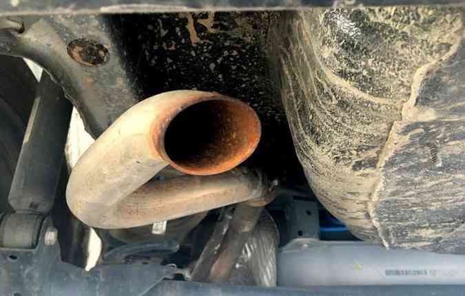 Sistema de Exausto no tem conserto. Na foto, cano de escape de carro Fiat Mobi(foto: Alvaro Ferraz/Esp.DP)