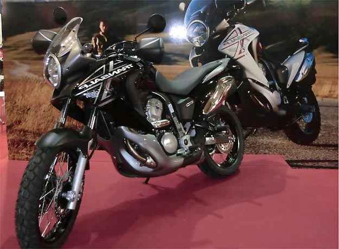 Honda Transalp 700. Dois cilindros em V Honda Transalp 700. Dois cilindros em V