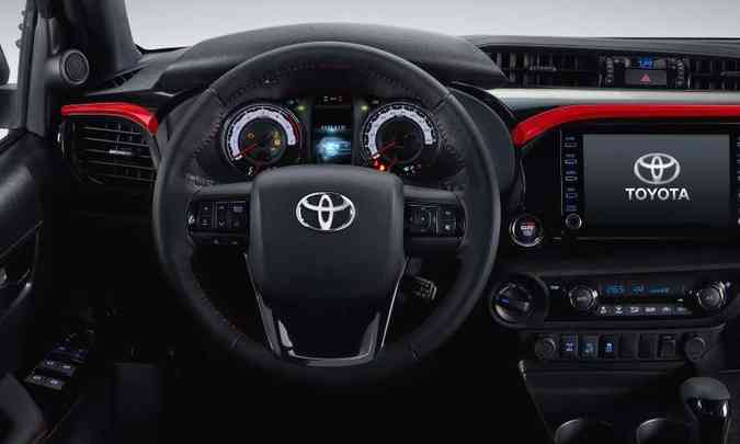 O interior tem acabamento todo em preto, mas traz alguns detalhes em vermelho(foto: Toyota/Divulgao)