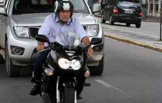 (foto: Carlos Valle utiliza moto desde a adolescncia e adota a pilotagem defensiva)