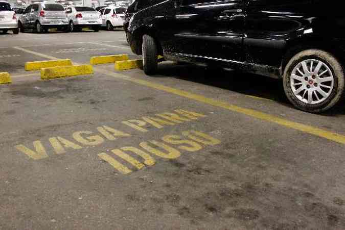 Estacionar na vaga reservada sem a devida identificao no veculo gera multa grave(foto: Paulo Paiva / DP )