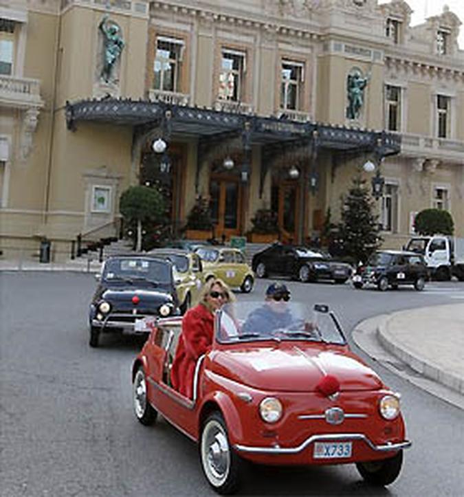 Entre as vers�es que desfilaram pelo principado, destaque para uma convers�vel(foto: AFP)