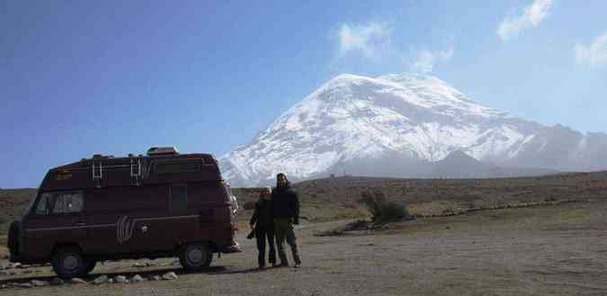 A mais de 6 mil metros de altitude, o casal Gustavo Leite, 34, e Ruth Werblowsky, 33, posa ao lado da Kombi Aa ao fundo o vulco Chimborazo, no Equador(foto: Guru Expedio/Divulgao)