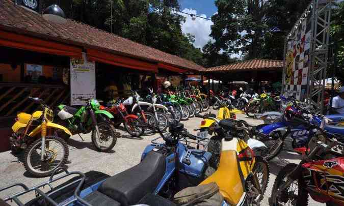 As motocicletas lotaram o pátio do bar do Marcinho, em Macacos, ponto de encontro dos praticantes de off road(foto: Fotos: Ângelo Savastano/Divulgação)