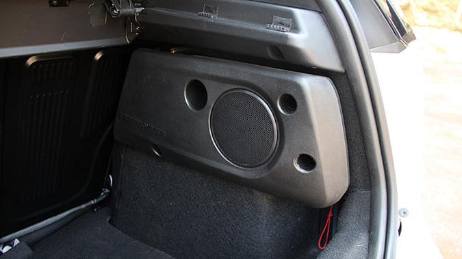 Subwoofer é item de série no Punto T-Jet, enriquecendo o sistema de som(foto: Marlos Ney Vidal/EM/D.A PRESS) Subwoofer é item de série no Punto T-Jet, enriquecendo o sistema de som(foto: Marlos Ney Vidal/EM/D.A PRESS)