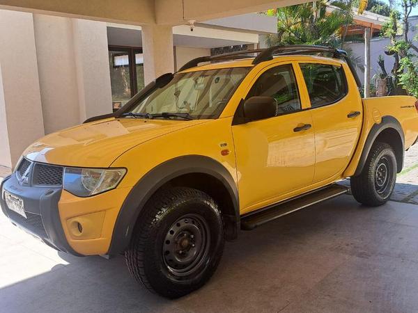 Mitsubishi L200 Triton Savana 3.2 CD Tbi Dies. Mec. 2014 R$ 120.000,00 MG VRUM