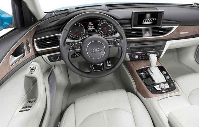 Interior é confortável e traz volante com comandos manuais(foto: Audi/divulgação ) Interior é confortável e traz volante com comandos manuais(foto: Audi/divulgação )